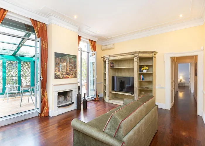Prestigious Penthouse Piazza Barberini Apartment *